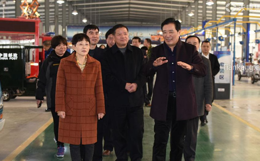 滁州市人大副主任朱云霞(左一)一行蒞臨天康集團調研工作,天康集團董事長趙寬(右一) 滁州市人大副主任朱云霞(左一)一行蒞臨天康集團調研工作,天康集團董事長趙寬(右一)